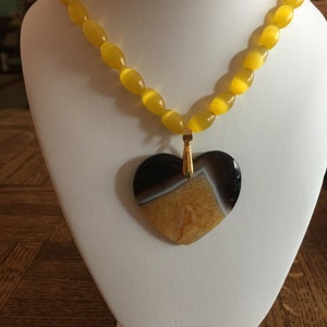 Semi Precious Yellow Cats Eye Necklace 19 Long avec un Pendentif jaune onyx Druzy Agate Heart image 1