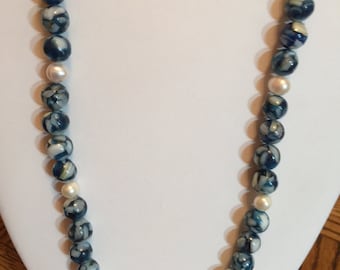 Collier de perles semi-précieuses avec perles de marbre bleu de 22 1/2" de long