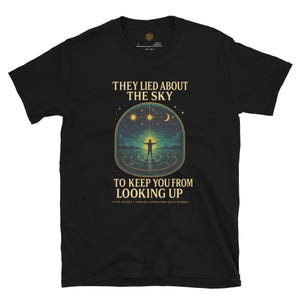 Fifth Degree ™ „They Lied Over the Sky“ -T-Shirt - Sacred Dome Awakening T-Shirt, um die mentale Sklaverei zu brechen und sich an die reale Karte zu erinnern