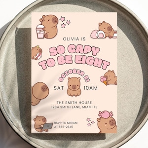 Pu&ograve; includere: Un invito di compleanno rosa chiaro con illustrazioni di capibara dei cartoni animati. Il testo recita "Olivia &egrave; cos&igrave; capy per compiere otto anni" con data, ora e luogo. Include i dettagli RSVP.