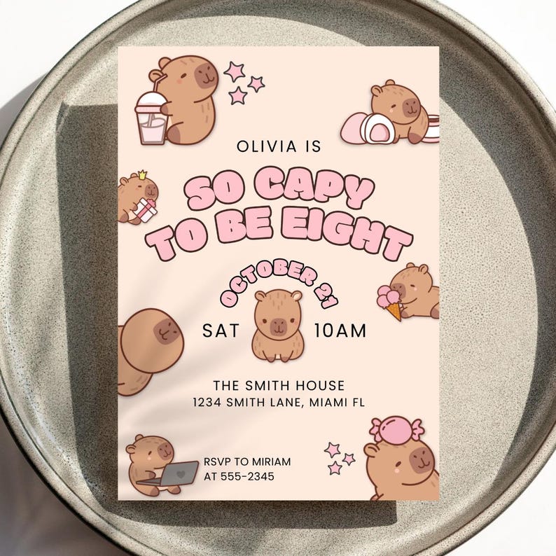 Pu&ograve; includere: Un invito di compleanno rosa chiaro con illustrazioni di capibara dei cartoni animati. Il testo recita "Olivia &egrave; cos&igrave; capy per compiere otto anni" con data, ora e luogo. Include i dettagli RSVP.