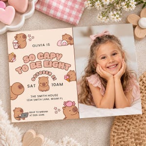 Invitación personalizada de cumpleaños con foto de capibara. Plantilla de Canva "So Capy To Be Eight". Invitación de fiesta de animales kawaii. Invitación digital horizontal para niños.
