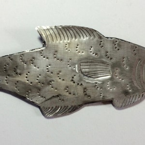 Silver metal fish - (please read the full description!) Due to imposed tariffs currently NOT shipping to USA - See description