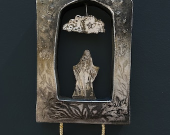 Santuario de la Ópera Morgan Le Fay, madera recuperada, aluminio estampado