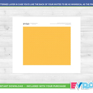 Peut inclure: Une feuille de papier blanche avec un fond jaune &agrave; motifs. Le texte en haut indique : "PATTERNED LAYER IN CASE YOU'D LIKE THE BACK OF YOUR INVITES TO BE AS WHIMSICAL AS THE FRONT !" Le bas du papier porte la mention "INSTANT DOWNLOAD - INCLUDED WITH YOUR PURCHASE".