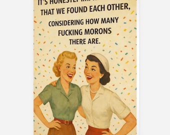 Könnte beinhalten: Eine Grußkarte mit einer Vintage-Illustration von zwei lächelnden Personen. Der Text lautet: IT'S HONESTLY IMPRESSIVE THAT WE FOUND EACH OTHER, CONSIDERING HOW MANY FUCKING MORONS THERE ARE. HAPPY BIRTHDAY. Der Hintergrund zeigt buntes Konfetti.