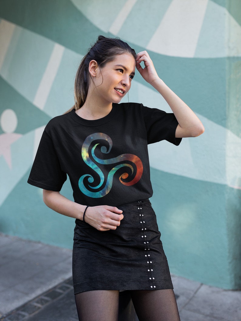 Tee size XS-5XL Yoga Tee Ethical 100/% Organic Cotton T-shirt Sustainable Celtic Triskele Eco Friendly Triskelion Tee