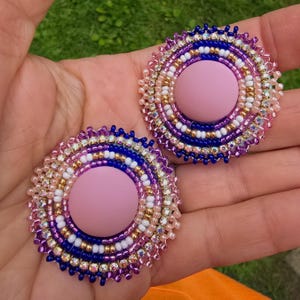 ピンクとパープルにゴールドのアクセントを効かせたマットカボションラウンドビーズイヤリング – フラットスタイル | 先住民族のハンドメイド、爪留め