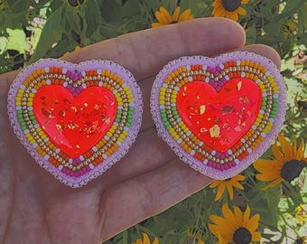 Kolczyki z koralikami Neon Heart – koralowo-pomarańczowe, tęczowe, płaskie | Rdzenne rękodzieło z paznokciami