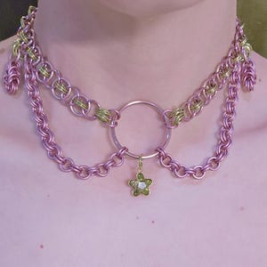 Choker in maglia metallica rosa pastello e lime – Collana con ciondolo a forma di fiore fatto a mano – Gioielli alternativi soft grunge
