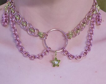 Pastelowy róż i limonkowy naszyjnik kolczykowy – ręcznie robiony naszyjnik z zawieszką w kształcie kwiatu – Soft Grunge Alternative Jewelry