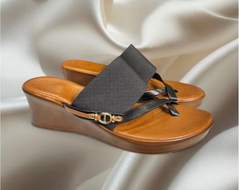 Sandálias de plataforma italianas, tira de dedo em couro elástico preto, tamanho 9, fabricadas na Itália.