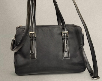Bolso bandolera minimalista estilo años 20 de Coach, de nailon negro y piel, para jugar al bowling o como bolso de hombro.