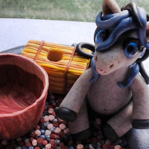 H2 PeggySue the Horse Desk Set