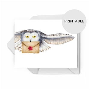 IMPRIMABLE Carte d'art hibou blanc. Hibou mignon pour les amateurs de sorciers. Carte avec harfang des neiges magique, vide à l'intérieur. Avec enveloppe téléchargeable gratuitement.