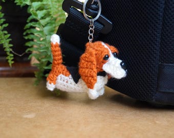 Brelok do kluczy z basset hound wykonany na szydełku: ręcznie robiony prezent dla miłośnika psów