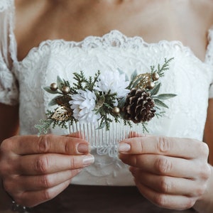 Winter wedding hair accessories Christmas hair comb Greenery hairpiece Pine cones headpiece Bridal hair comb Bridesmaids hair accessories