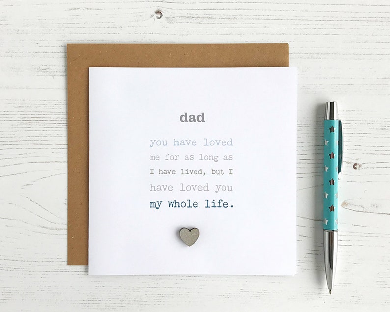 Peut inclure: Une carte blanche avec un message qui dit "papa tu m'as aim&eacute; aussi longtemps que j'ai v&eacute;cu, mais je t'ai aim&eacute; toute ma vie." La carte a un petit c&oelig;ur en bois attach&eacute;.