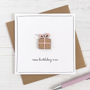 Tarjeta de regalo de cumpleaños con adorno de madera