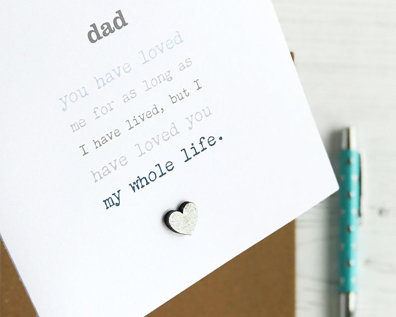 Peut inclure: Une carte blanche avec un c&oelig;ur argent&eacute; paillet&eacute; en bas &agrave; droite. La carte porte un message qui dit "papa tu m'as aim&eacute; aussi longtemps que j'ai v&eacute;cu, mais je t'ai aim&eacute; toute ma vie."