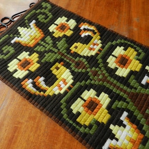 Handgemaakte geborduurde muurhangende vogels bloemen / vintage Zweedse wollen borduurgaren gouden hanger / Scandinavische folklore wandtapijten