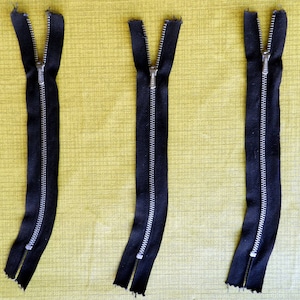 3 cremalleras Lightning curvadas vintage de stock muerto para pantalones / cierres de cremallera de metal doblados negros de los años 40, 50 y 60 para pantalones retro / material de costura sin usar
