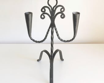 Vintage Kerzenständer aus Eisen für zwei Kerzen / rustikaler schwedischer Kerzenleuchter mit Schnörkeln