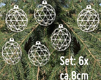 Op de afbeelding: Set van zes witte geometrische kerstballen, elk met een uniek driehoekig ontwerp. De ornamenten hangen aan een groene kerstboom. Elke bal heeft een diameter van ongeveer 8 cm.