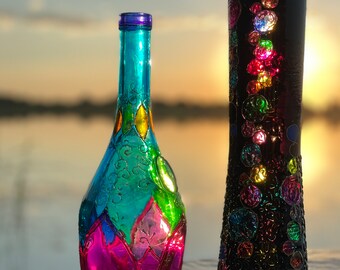 Bottiglia di vetro colorato nero, Bottiglia nera dipinta su vetro colorato, Bottiglia dipinta a mano, Pronta per la spedizione, Bottiglia decorativa, Decorazione in vetro