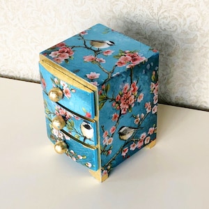 Mini commode bleue 3 compartiments, boîte fleurs de cerisier, tiroirs à bijoux, boîte à bijoux chinoiseries oiseaux, organiseur de bureau