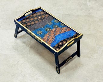 手描きの青い折りたたみ式ベッドトレイ（脚付き）、ラップトップスタンド、装飾用サービングテーブル