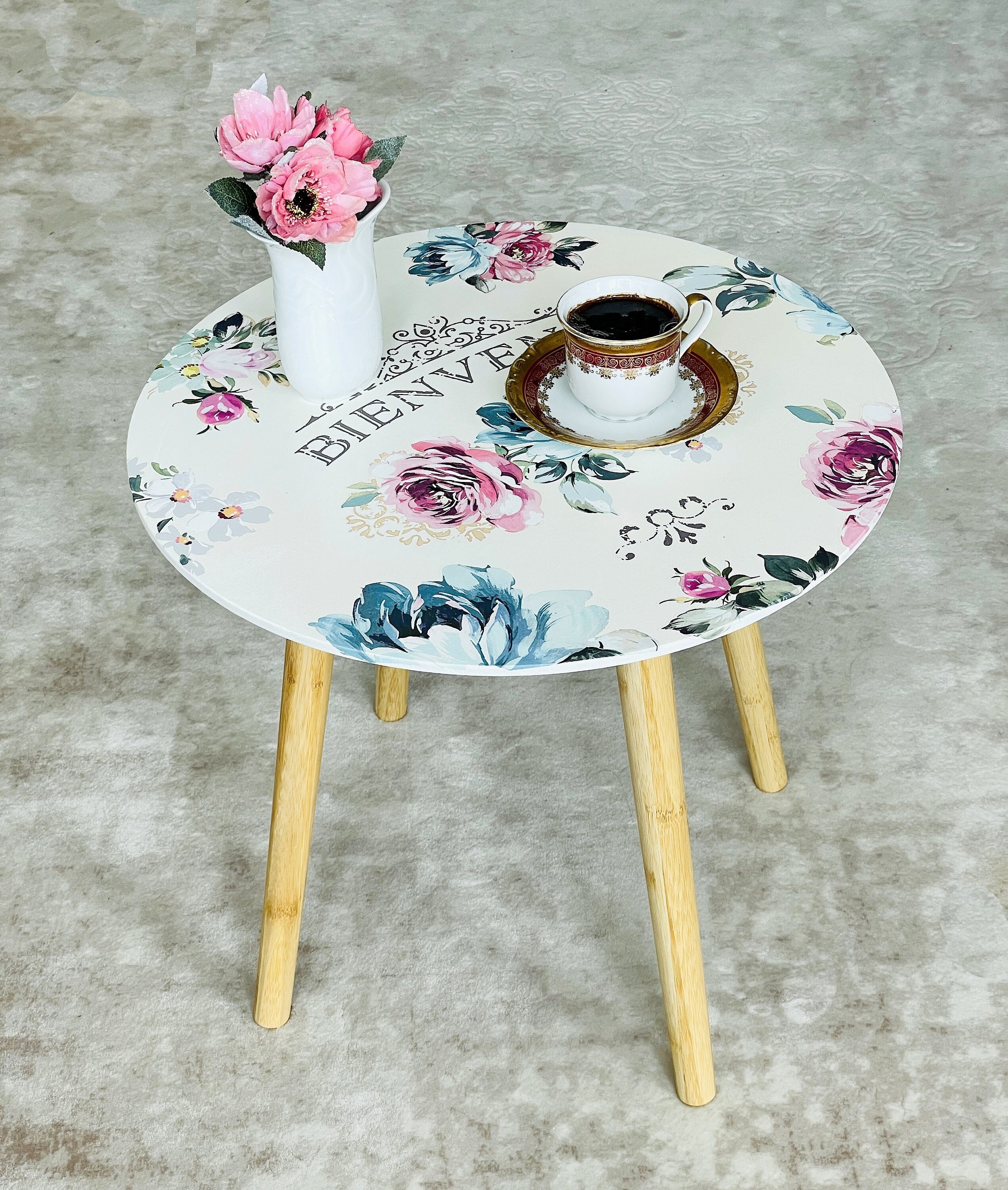 手描きの花柄ベッドサイドテーブル、シャビーシックなラウンド