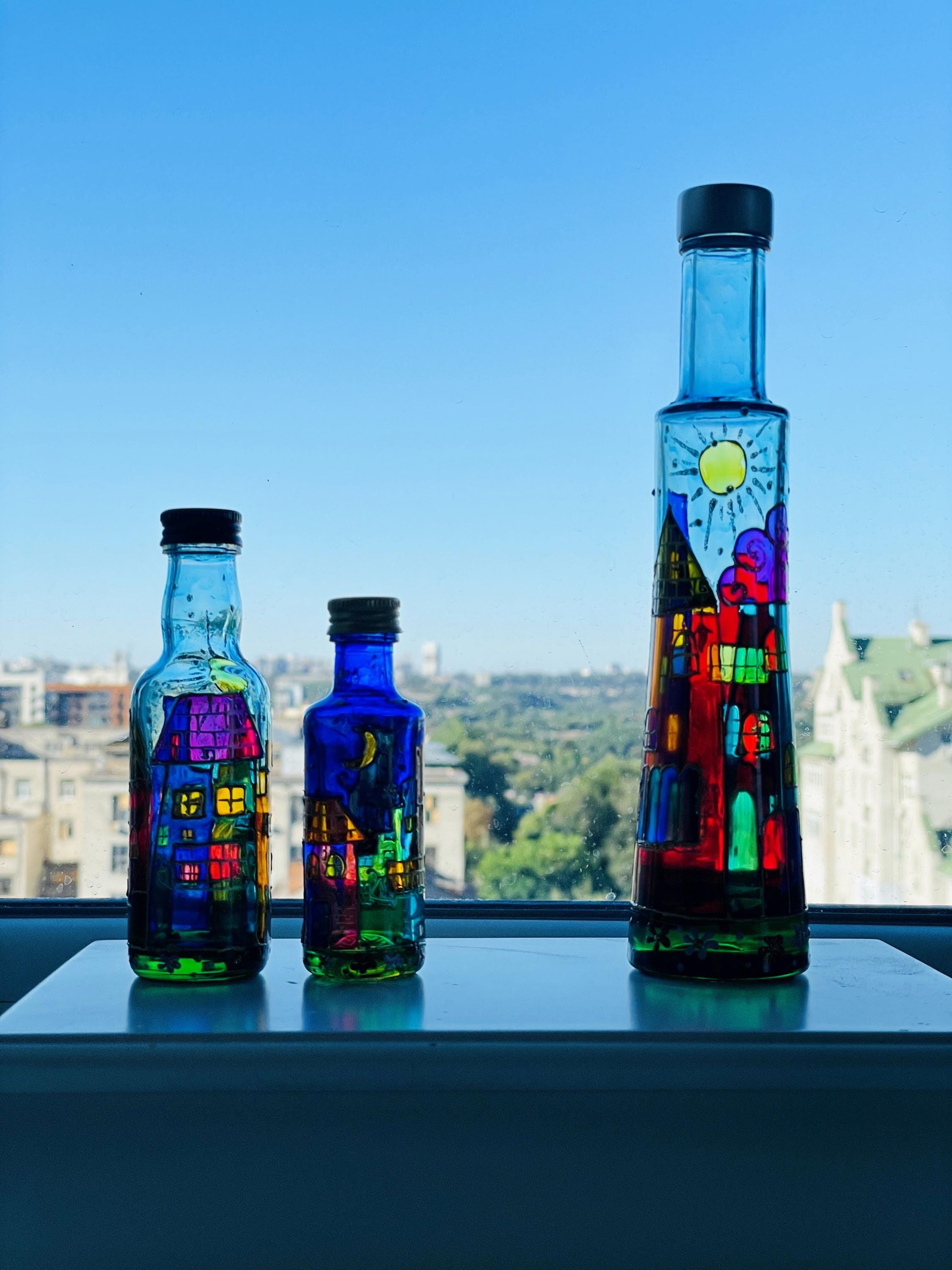 抽象画 ボトルとグラス 額装品 装飾的なステンドグラスボトル、手描き、カラフルなボトル、ユニークな