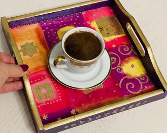 Bandeja de madeira quadrada com decoupage feita à mão, nas cores vermelho e laranja.