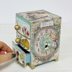 Minikist met gekleurde lades, sieradendoos Alice in Wonderland, make-uporganizer, opbergdoos, aandenkendoos, Alice-decor