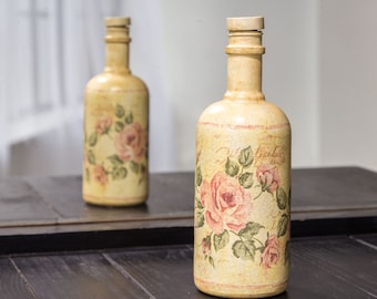 Garrafa com decoupage em estilo shabby chic, decoração com rosas, estilo campestre vintage.