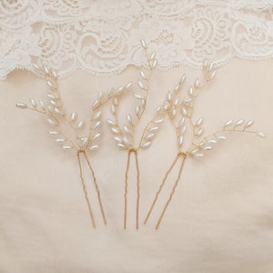 Gold and pearl hair pin set.