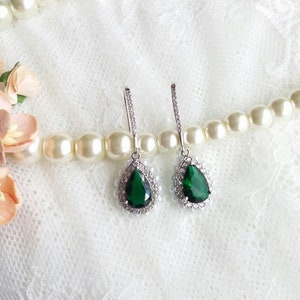 Emerald green earrings, pearl bridal earrings, green wedding jewelry, emerald earrings, bridal jewellery, chandalier earrings OOAK