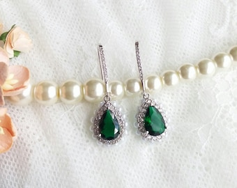 Emerald green earrings, pearl bridal earrings, green wedding jewelry, emerald earrings, bridal jewellery, chandalier earrings OOAK