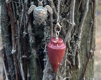 Péndulo de jaspe mookaíta con dije de tortuga de plata (#63)