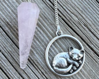 Pedulo de cuarzo rosa con cadena de chakras y dije de gato durmiendo de plata (#66)