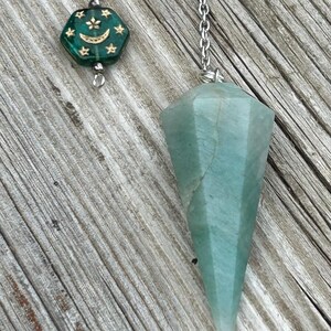 Grünes Aventurin Pendel mit grüner und goldener Perle (#54)