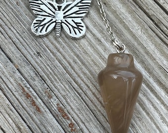 Péndulo de ágata con dije de mariposa plateada (#32)