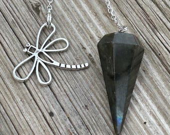 Péndulo de labradorita con dije de libélula de plata (#35)