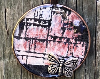 Colgante Gelli Print con mariposa plateada y corazón de hematites