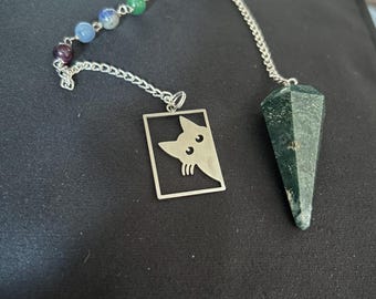 Péndulo de chakra de ágata musgosa con dije de gato plateado (#69)