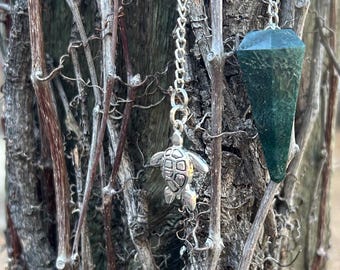 Péndulo de chakra de ágata musgosa con dije de tortuga marina plateada (#68)