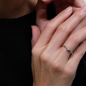 クラシックソリティアリング、エンゲージリング、結婚指輪、バンドリング、ダイヤモンドリング、プロミスリング、アニバーサリーリング、結婚指輪、ミニマルリング