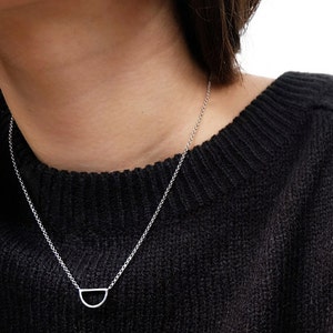 collier demi-cercle, collier géométrique, bijoux géométriques, collier cercle, collier moderne, collier simple, collier minimaliste, cercle