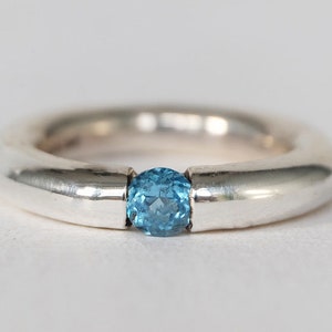 ANILLO DE BANDA DE TOPACIO, anillo de topacio azul en plata esterlina, anillo de topacio azul, anillo de banda de topacio, banda ancha de plata, anillo de banda sólida, anillo pesado, anillo de banda